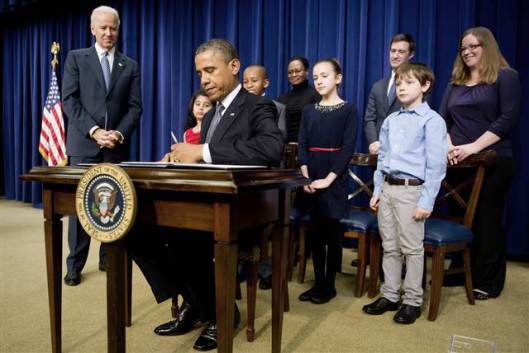 Obama-signs-executive-order-on-gun-control_1_1